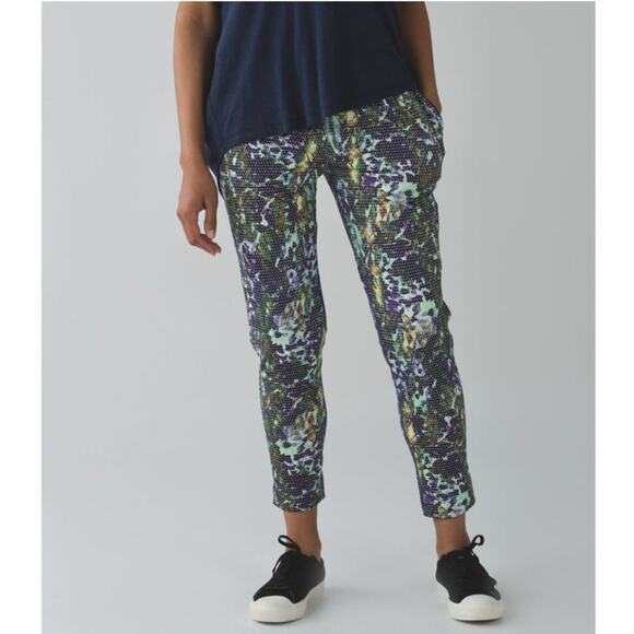 Lululemon Jet Crop Slim Joggers in Floral Sport White Multi Print - Picture 1 of 8